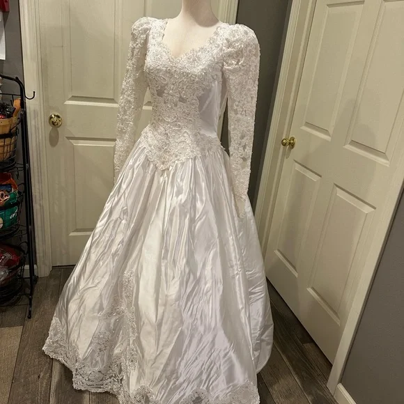 Alfred Angelo  Lace Vintage Bridal Gown - Picture 3 of 16